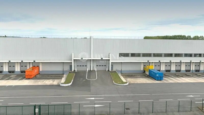 Industrial in Compans to rent - Building Photo - Image 1 of 9