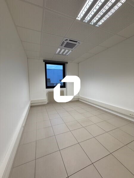 Office in Orgeval to rent Interior Photo- Image 1 of 8