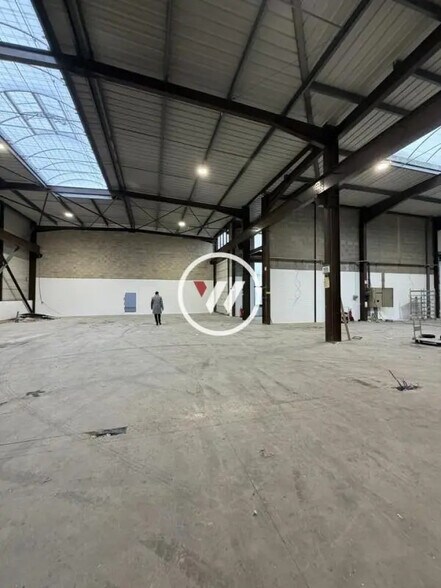 Light Industrial in Le Thillay to rent - Interior Photo - Image 2 of 9