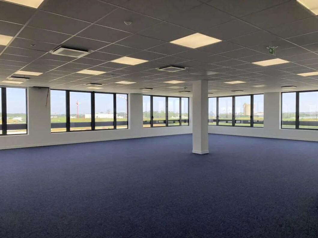 Office in Chessy to rent Interior Photo- Image 1 of 3