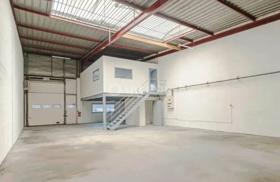 Light Industrial in Lisses to rent - Interior Photo - Image 2 of 7