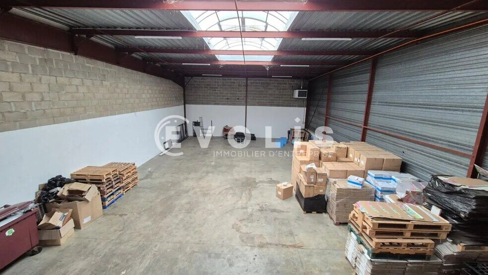 Light Industrial in Collégien to rent - Interior Photo - Image 2 of 9