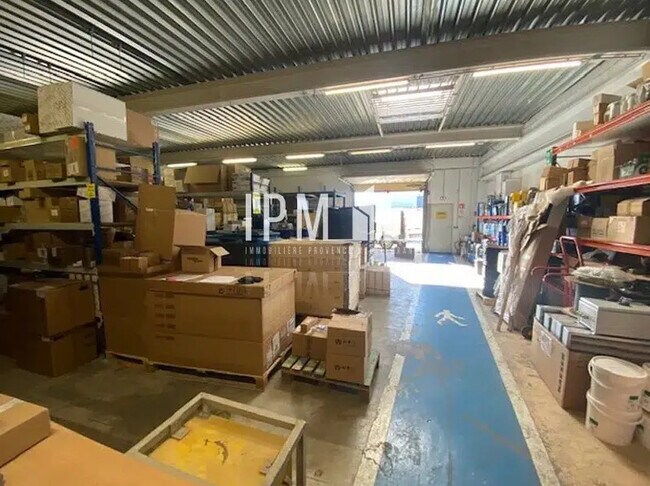 Location Local d'activités 300 m²