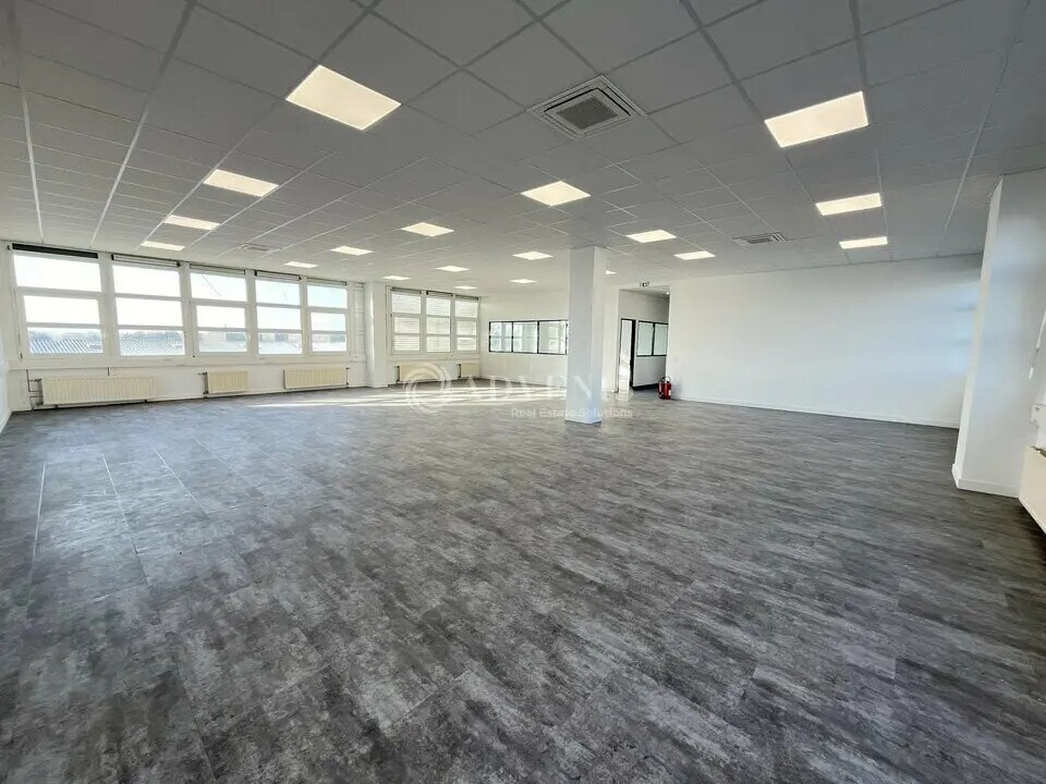 Office in Goussainville to rent Building Photo- Image 1 of 10