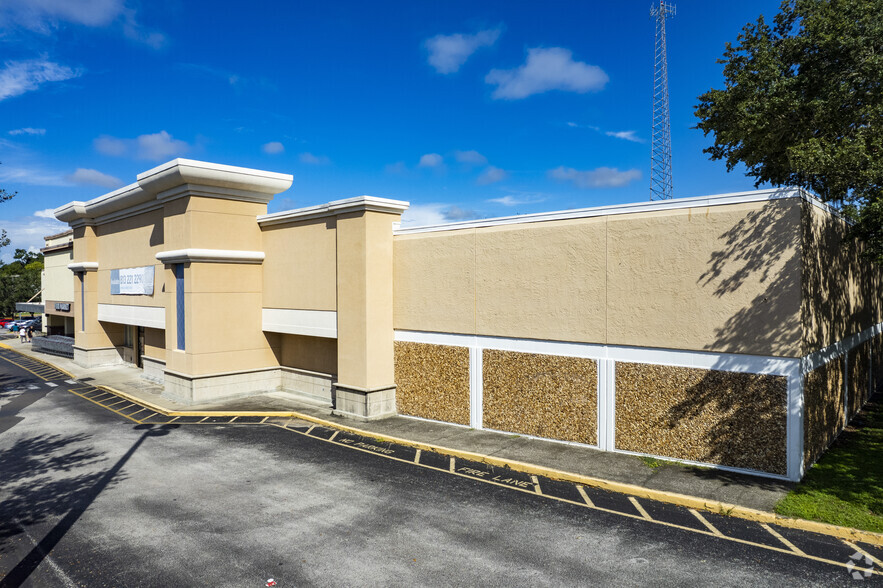 610-620 E Brandon Blvd, Brandon, FL for rent - Primary Photo - Image 1 of 8