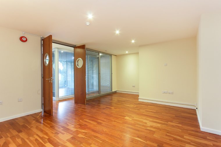 262 Waterloo Rd, London for rent - Interior Photo - Image 3 of 8