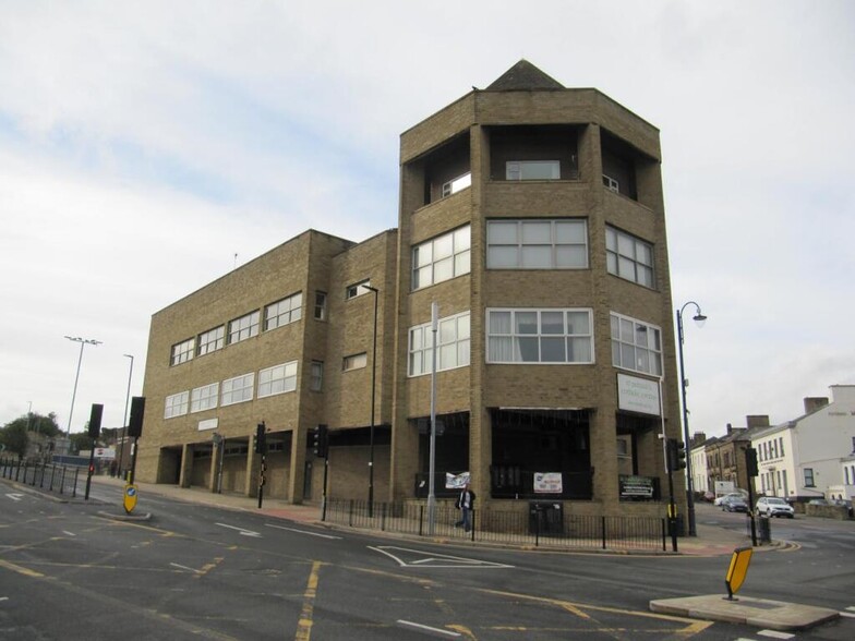 2 Trinity St, Huddersfield for rent - Building Photo - Image 1 of 8