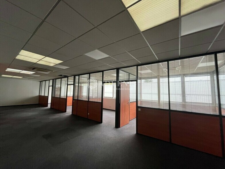 Office in Neuilly-sur-Marne to rent - Interior Photo - Image 3 of 4
