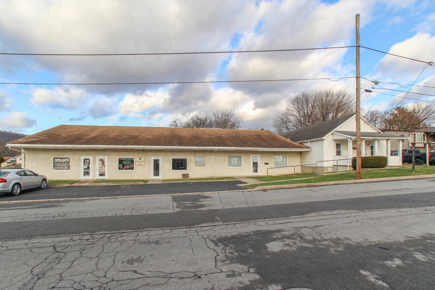 42 W 1st St, Wind Gap, PA for rent - Primary Photo - Image 1 of 13