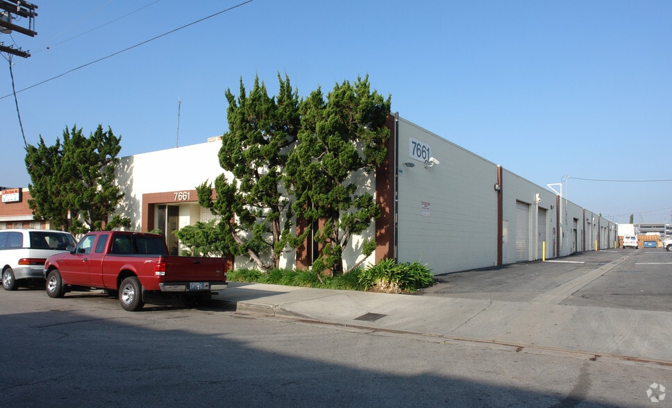 7661 Densmore Ave, Van Nuys 91406 UK