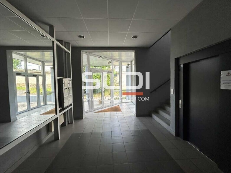 Office in Tassin La Demi Lune to rent - Lobby - Image 3 of 11