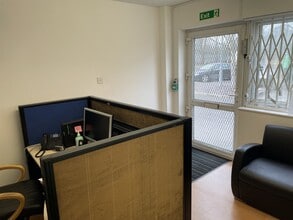 Unit 12 Lakeside Business Park, Swan Ln, Sandhurst to rent Interior Photo- Image 2 of 10