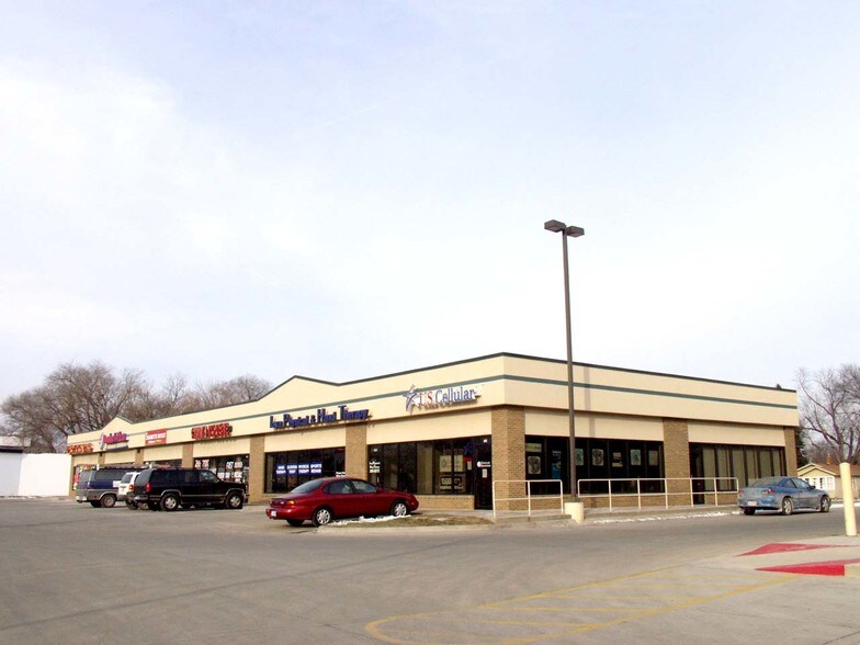2910-2920 E University Ave, Des Moines, IA for sale - Primary Photo - Image 1 of 1