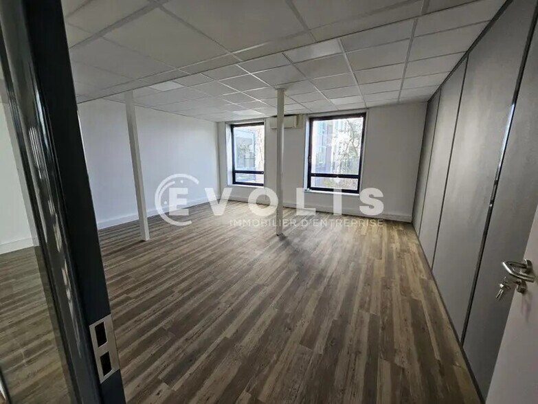 Office in Antony to rent - Building Photo - Image 3 of 27