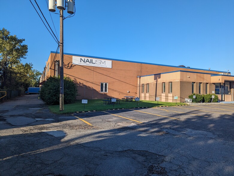 300 W Commercial Ave, Moonachie, NJ for rent - Building Photo - Image 1 of 1