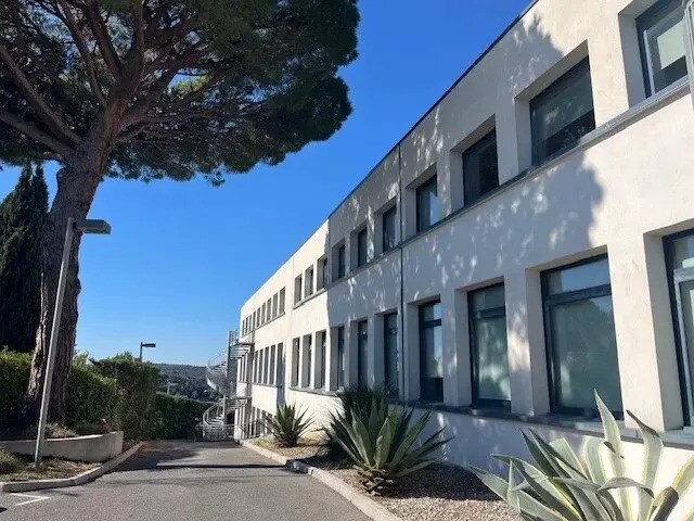 Location Bureaux 110 m² - Photo 1