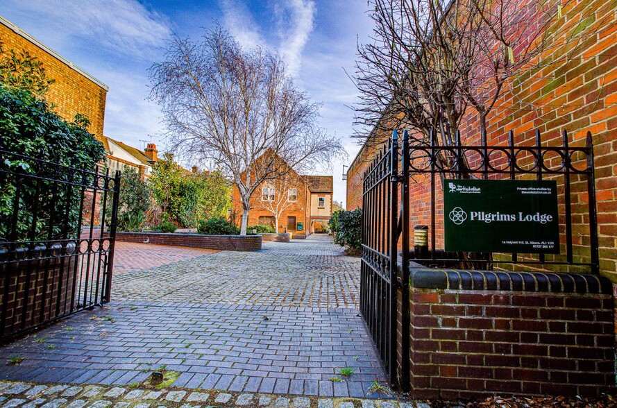 1A Holywell Hl, St. Albans to rent - Building Photo - Image 2 of 13