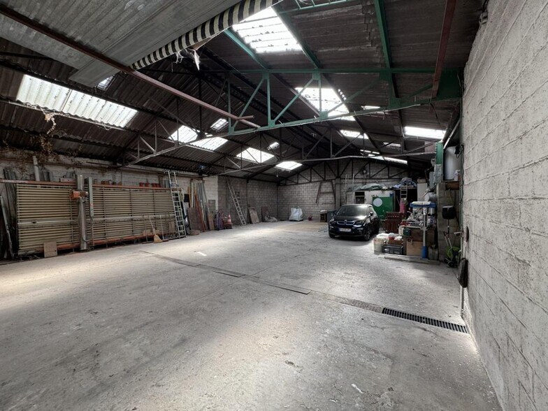 Industrial in Colombes to rent - Interior Photo - Image 1 of 17