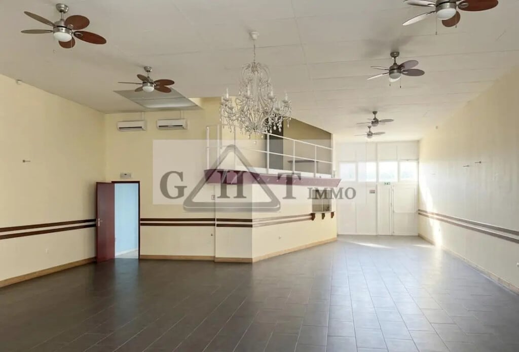Location Entrepôt 170 m² - Photo 1