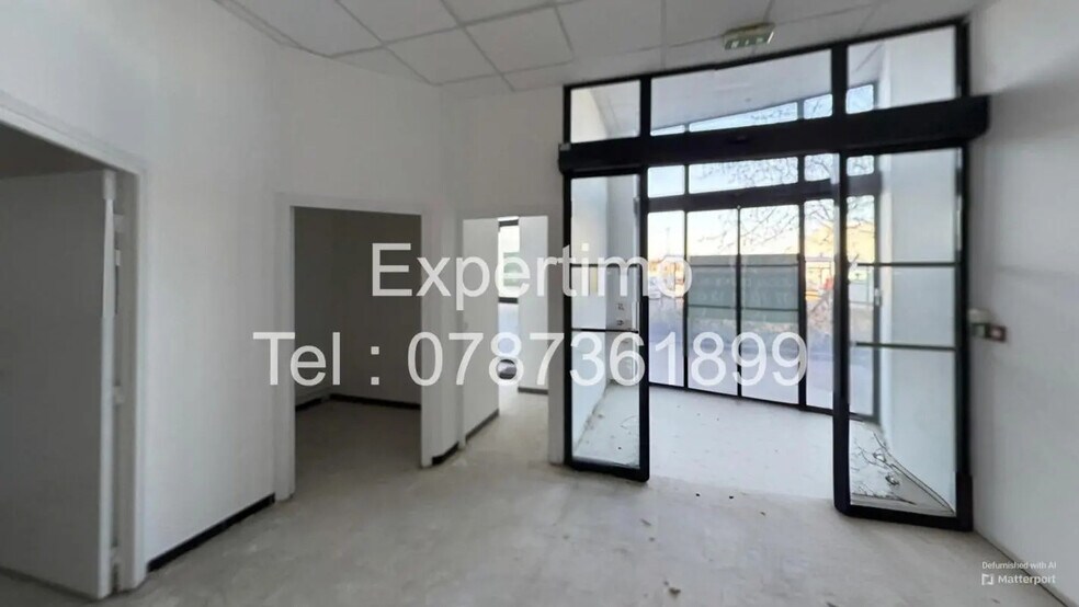 Retail in Quincy-sous-Sénart to rent - Interior Photo - Image 3 of 10