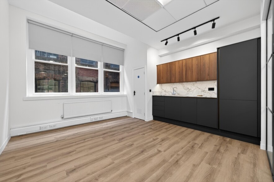 16-18 Albert Sq, Manchester to rent - Building Photo - Image 2 of 6