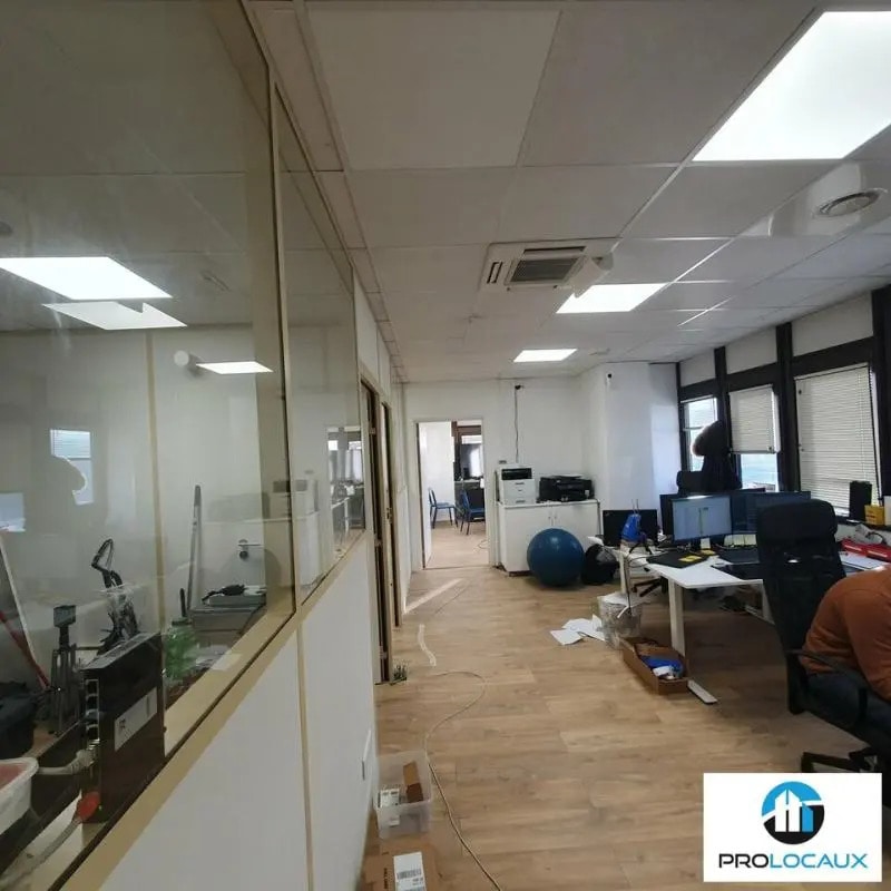 Location Bureaux 101 m² - Photo 1