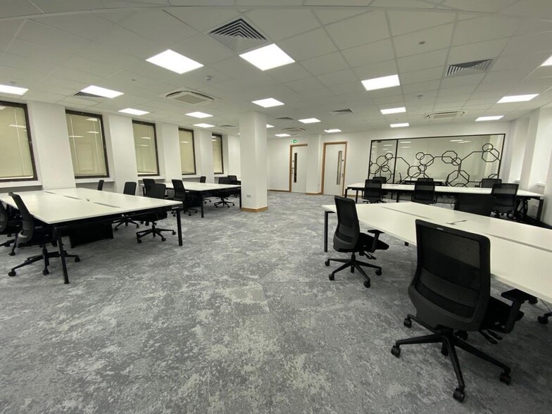 27-28 Middleborough, Colchester to rent - Building Photo - Image 2 of 15