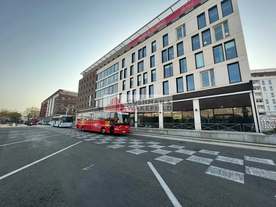 Location Commerce 835 m² - Photo 1