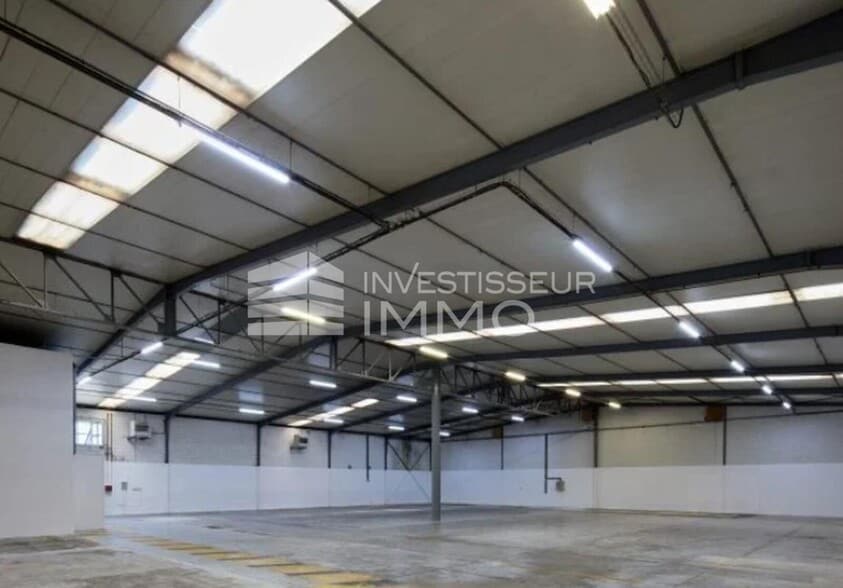 Light Industrial in Morangis to rent - Interior Photo - Image 1 of 4
