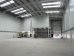 Unit 1-3 Tewin Rd, Welwyn Garden City to rent Interior Photo- Image 1 of 7