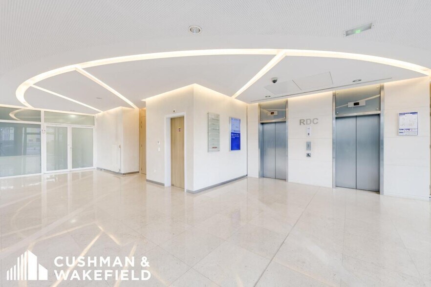 Office in Rungis to rent - Lobby - Image 2 of 13