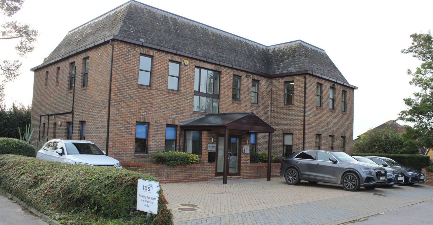 54 Queen St, Horsham to rent Primary Photo- Image 1 of 3