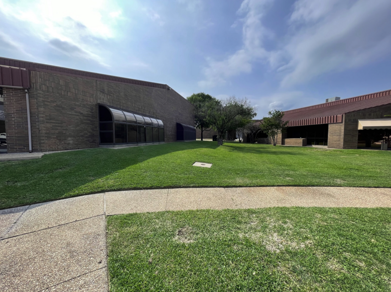 817 Greenview Dr, Grand Prairie, TX for rent - Primary Photo - Image 1 of 3