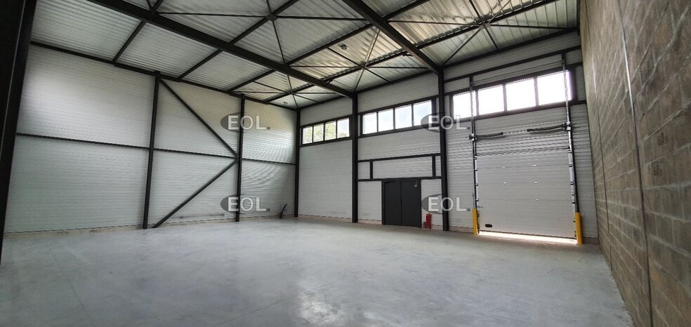 Light Industrial in Marcoussis to rent - Interior Photo - Image 2 of 6