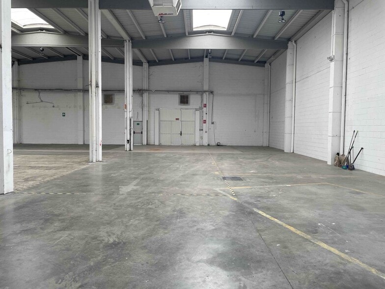 Naves en Torrejón portfolio of 3 properties for sale on LoopNet.co.uk - Building Photo - Image 3 of 12
