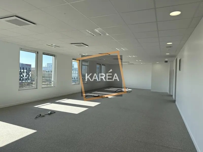 Office in Chessy to rent Interior Photo- Image 1 of 6
