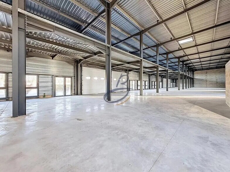 Light Industrial in Bourgoin-Jallieu to rent - Interior Photo - Image 3 of 9