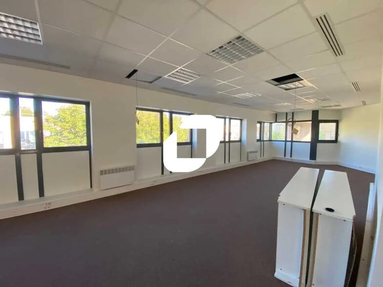 39 Avenue Des 3 Peuples, Montigny-le-Bretonneux to rent - Interior Photo - Image 3 of 17