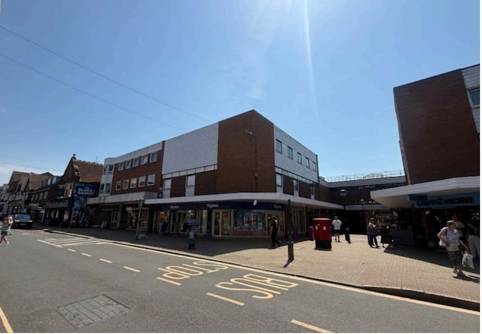 27 Church Rd, Burgess Hill to rent Primary Photo- Image 1 of 24