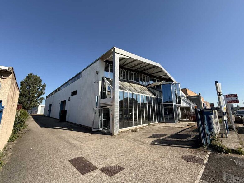 Light Industrial in Vaulx-en-Velin to rent - Building Photo - Image 3 of 19