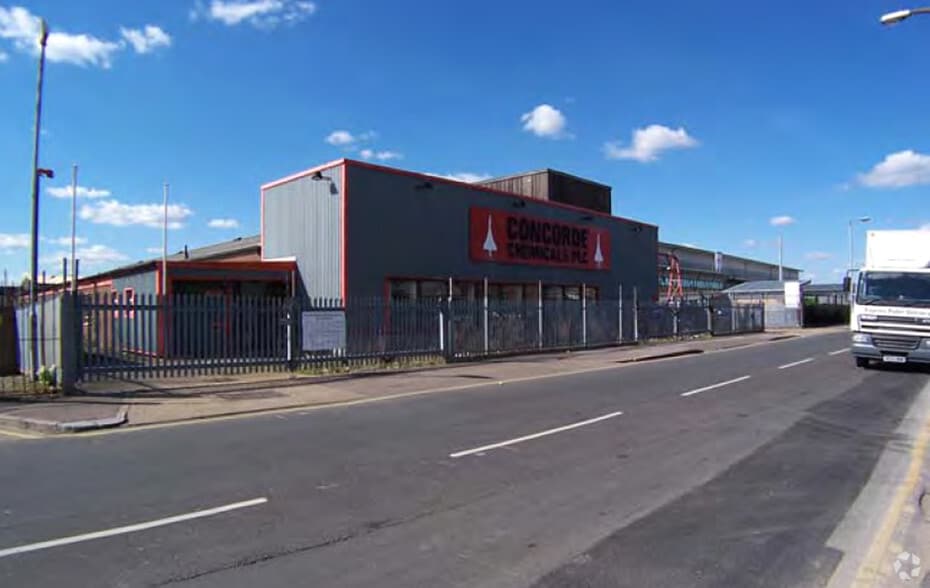 83 Bilton Way, Enfield to rent - Building Photo - Image 2 of 8