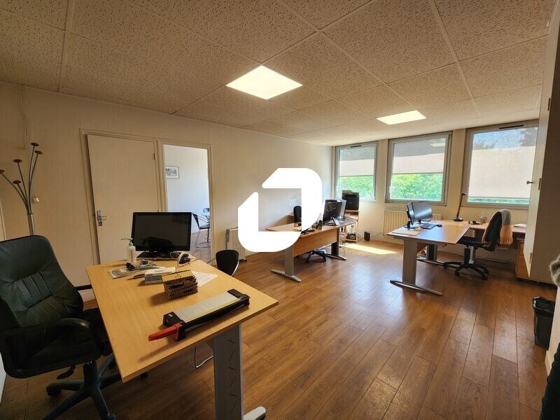 Office in Le Chesnay-Rocquencourt to rent Interior Photo- Image 1 of 10