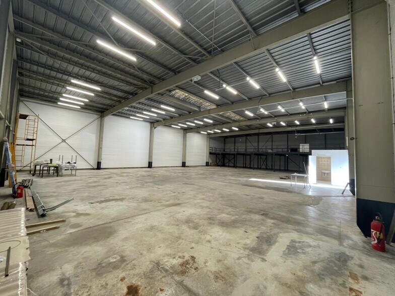 Light Industrial in Colombes to rent - Interior Photo - Image 3 of 10