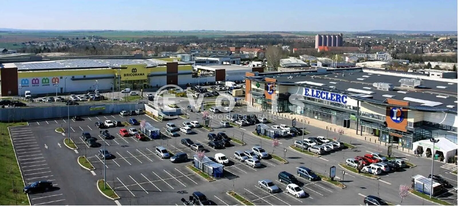 Retail in Mareuil-lès-Meaux to rent Aerial- Image 1 of 2