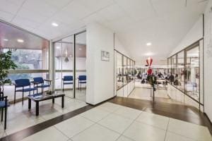 Light Industrial in Paris to rent - Lobby - Image 2 of 18