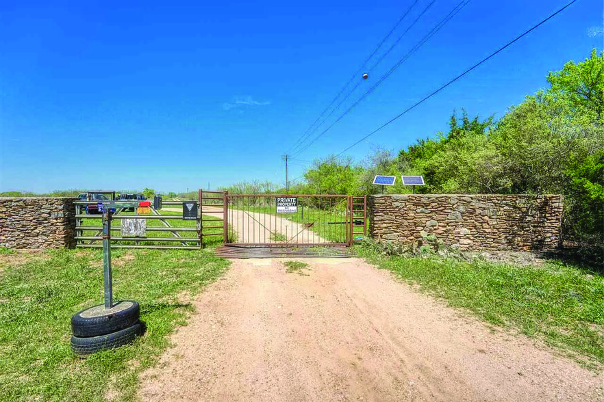 1033 Flying X Rd, Spicewood, TX for sale - Primary Photo - Image 1 of 1