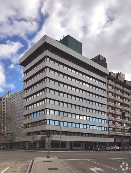 Calle de Orense, 70, Madrid, Madrid to rent - Building Photo - Image 2 of 20