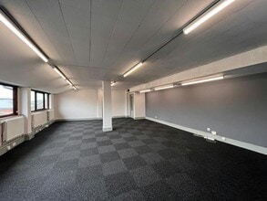 High St, Aylesbury to rent Building Photo- Image 2 of 7