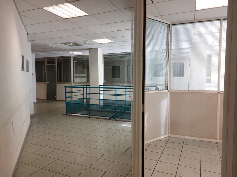Retail in Aubagne to rent - Interior Photo - Image 3 of 7