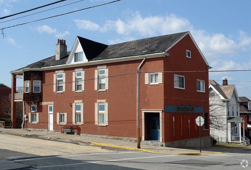 494 Center Ave, Verona, PA for rent - Primary Photo - Image 1 of 2